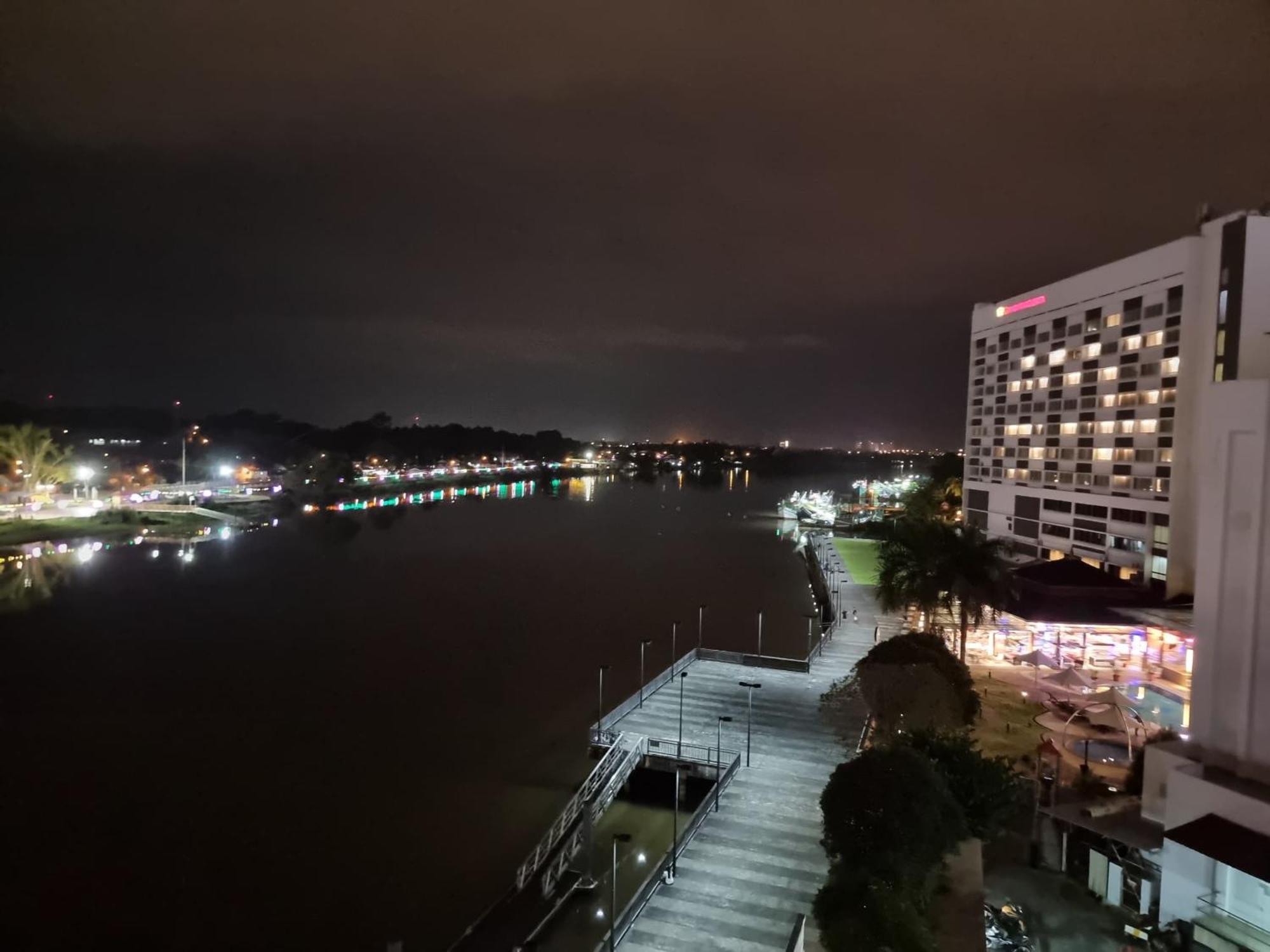 Cozzzy Hut Riverbank Suites Kuching With Spectacular River View Екстер'єр фото