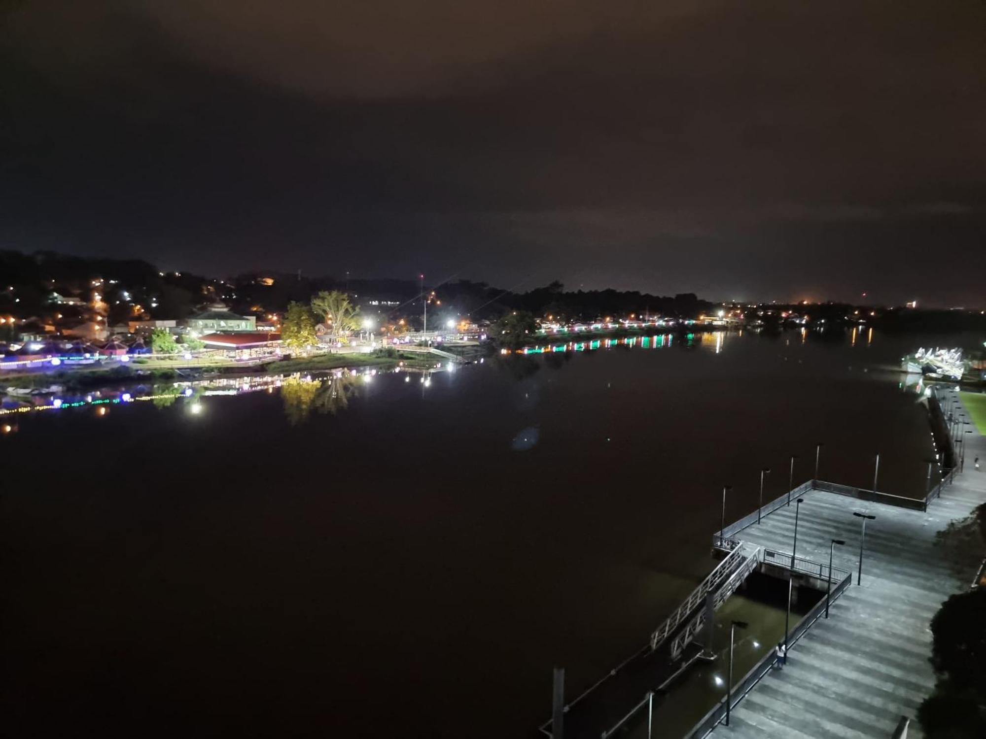 Cozzzy Hut Riverbank Suites Kuching With Spectacular River View Екстер'єр фото