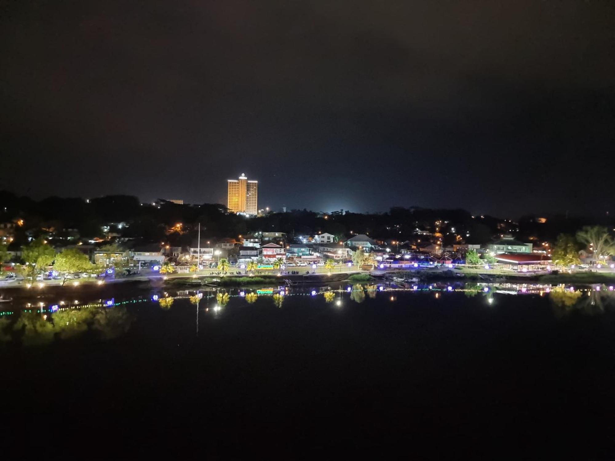 Cozzzy Hut Riverbank Suites Kuching With Spectacular River View Екстер'єр фото
