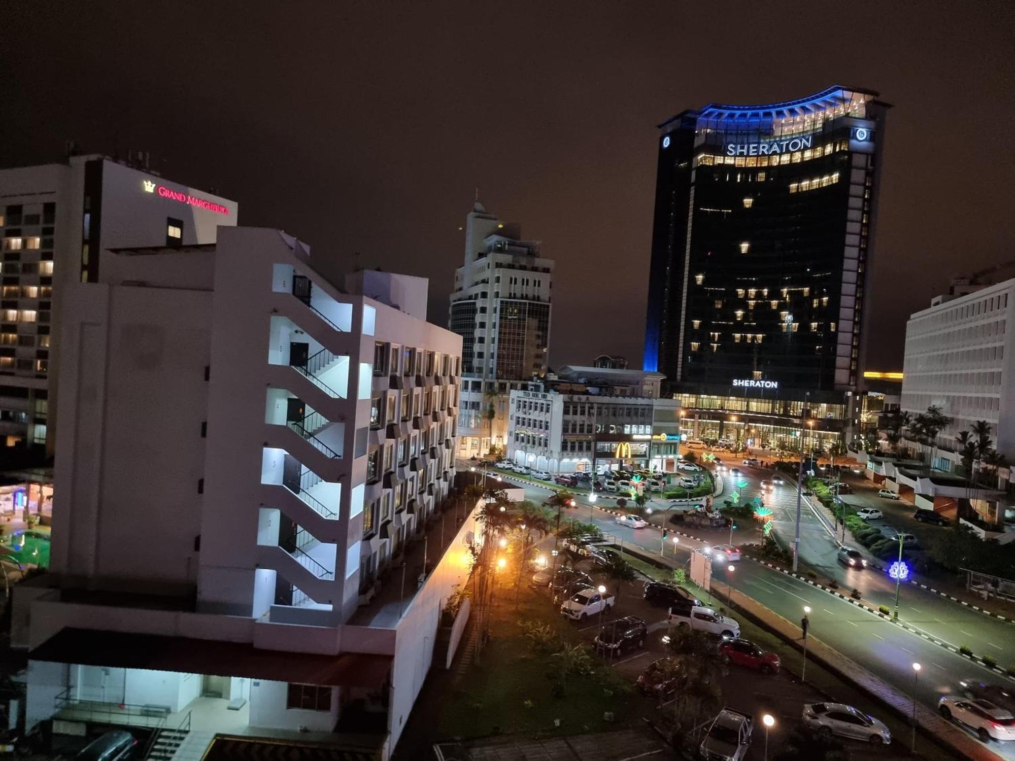 Cozzzy Hut Riverbank Suites Kuching With Spectacular River View Екстер'єр фото