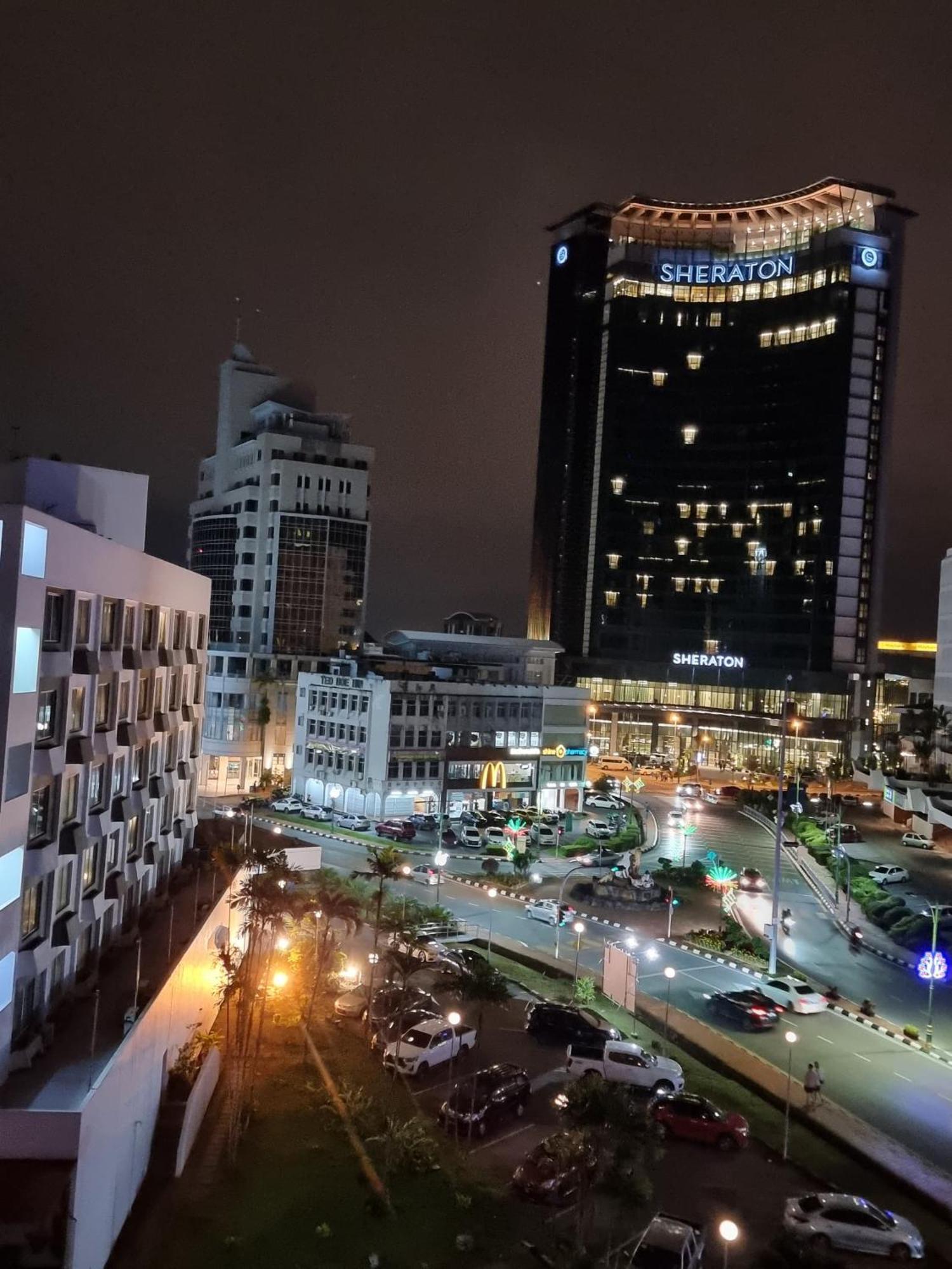 Cozzzy Hut Riverbank Suites Kuching With Spectacular River View Екстер'єр фото