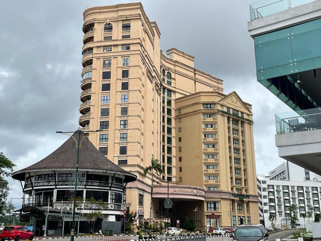 Cozzzy Hut Riverbank Suites Kuching With Spectacular River View Екстер'єр фото