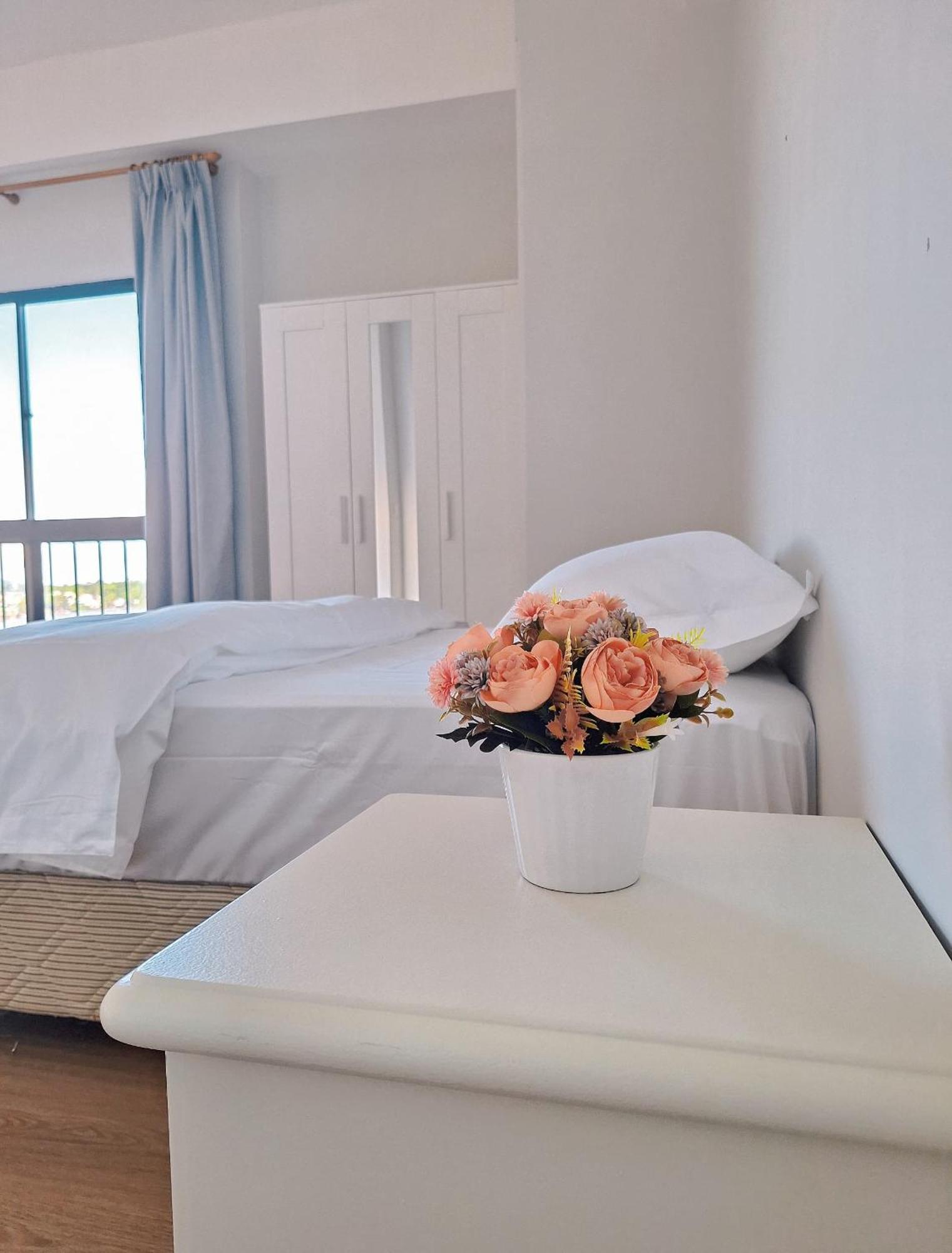 Cozzzy Hut Riverbank Suites Kuching With Spectacular River View Екстер'єр фото