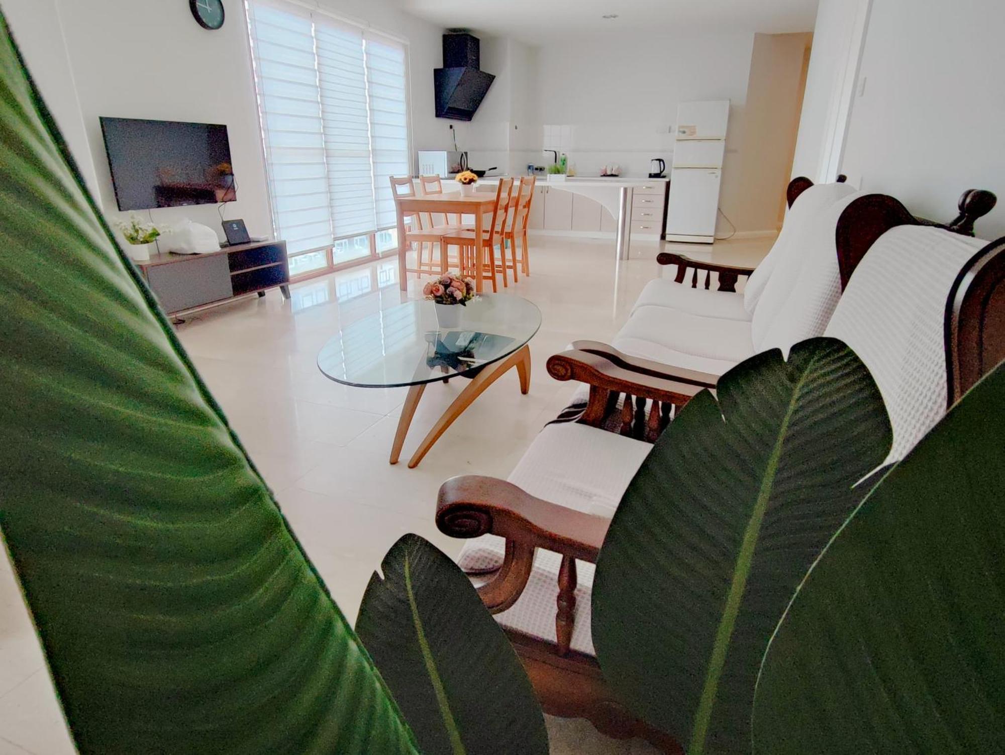 Cozzzy Hut Riverbank Suites Kuching With Spectacular River View Екстер'єр фото