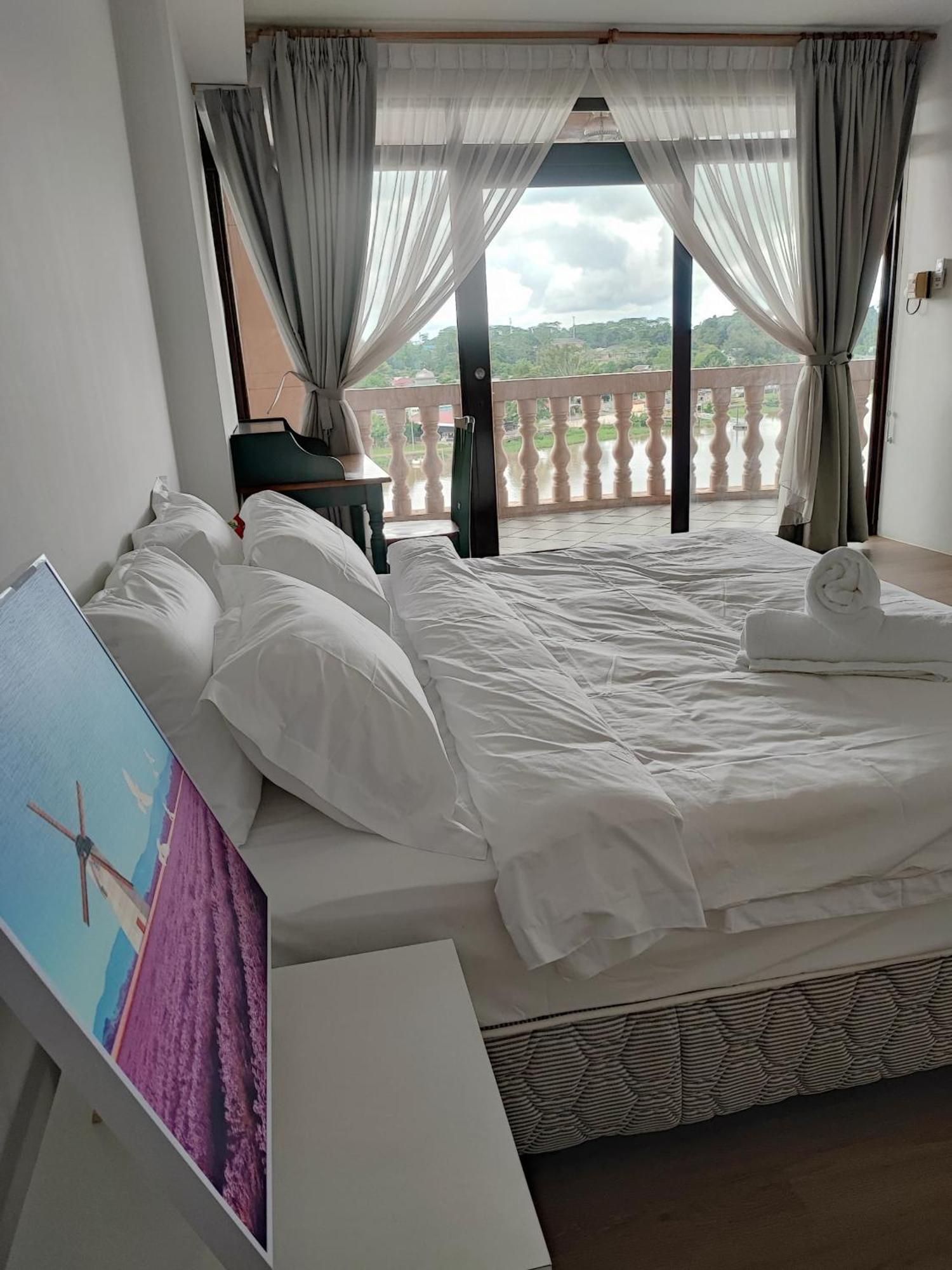 Cozzzy Hut Riverbank Suites Kuching With Spectacular River View Екстер'єр фото