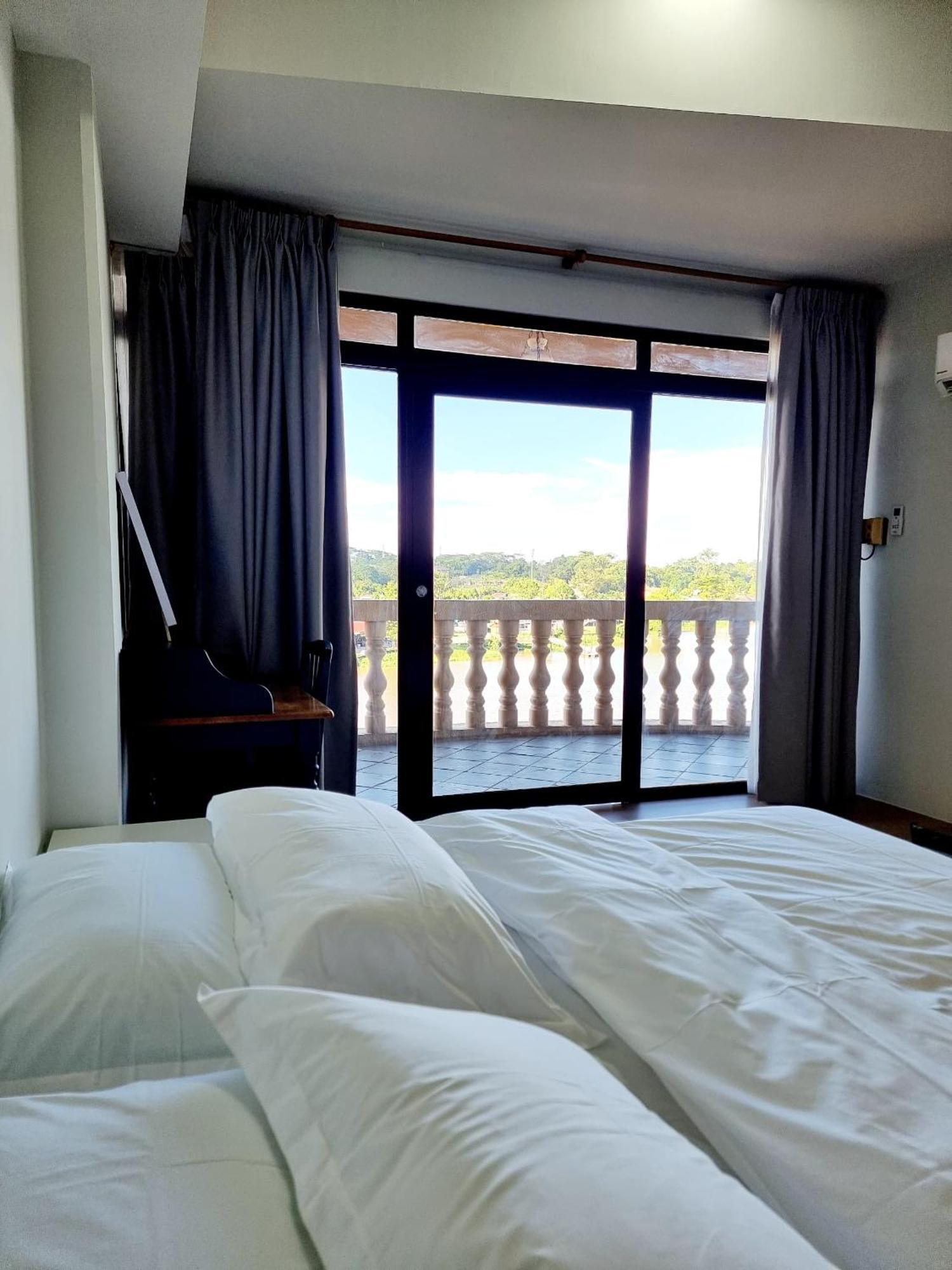 Cozzzy Hut Riverbank Suites Kuching With Spectacular River View Екстер'єр фото